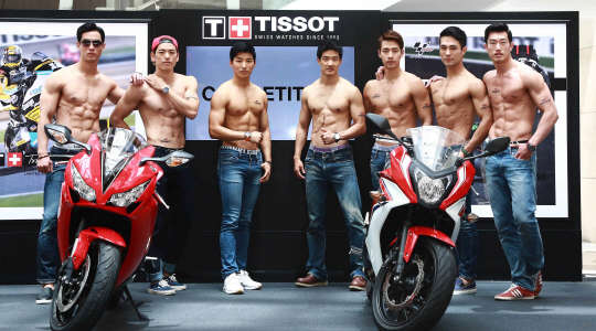 10일 서울 영등포구 국제금융로 IFC몰 사우스아트리움에서 열린 티쏘(TISSOT) 신제품 'T-RACE MotoGP 리미티드 에디션 2015' 출시 기념 행사에서 쿨가이 선발대회 참가자들이 포즈를 취하고 있다. 한편 올해 10 주년을 맞이한 쿨가이 선발대회는 오는 23일 그랜드 하얏트 서울에서 진행될 예정이다.   티쏘 제공